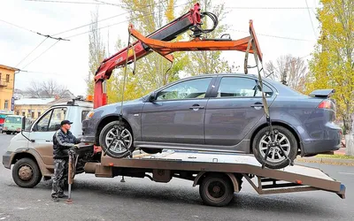 Эвакуатор перевозит легковой автомобиль по Тюмени