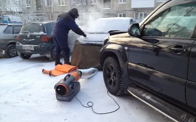 Автомобиль зимой на дороге в Тюмени
