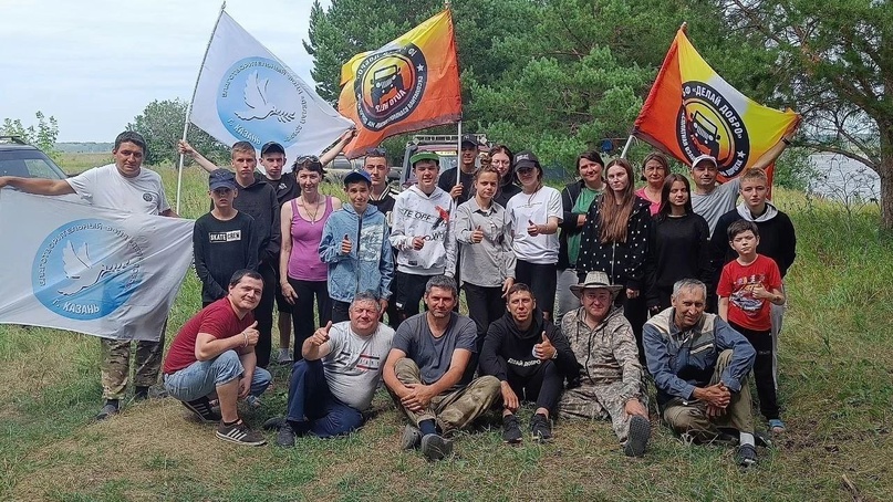 Мастер техпомощи помогает на дороге