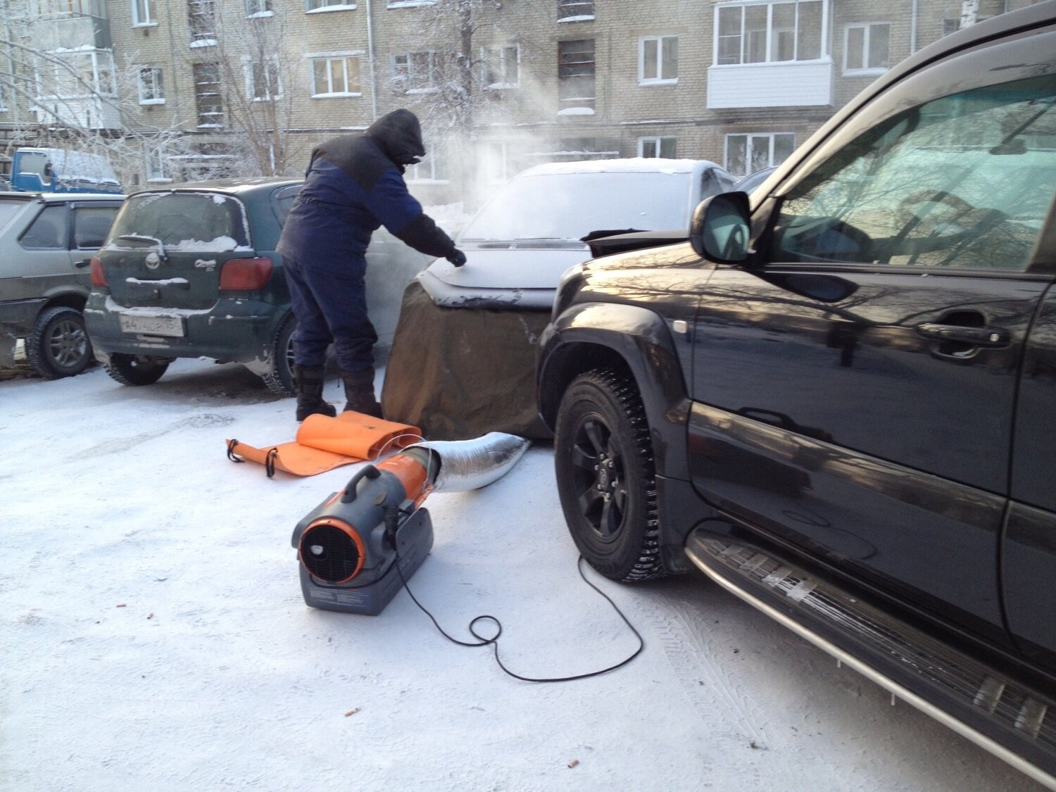 Автомобиль зимой на дороге в Тюмени